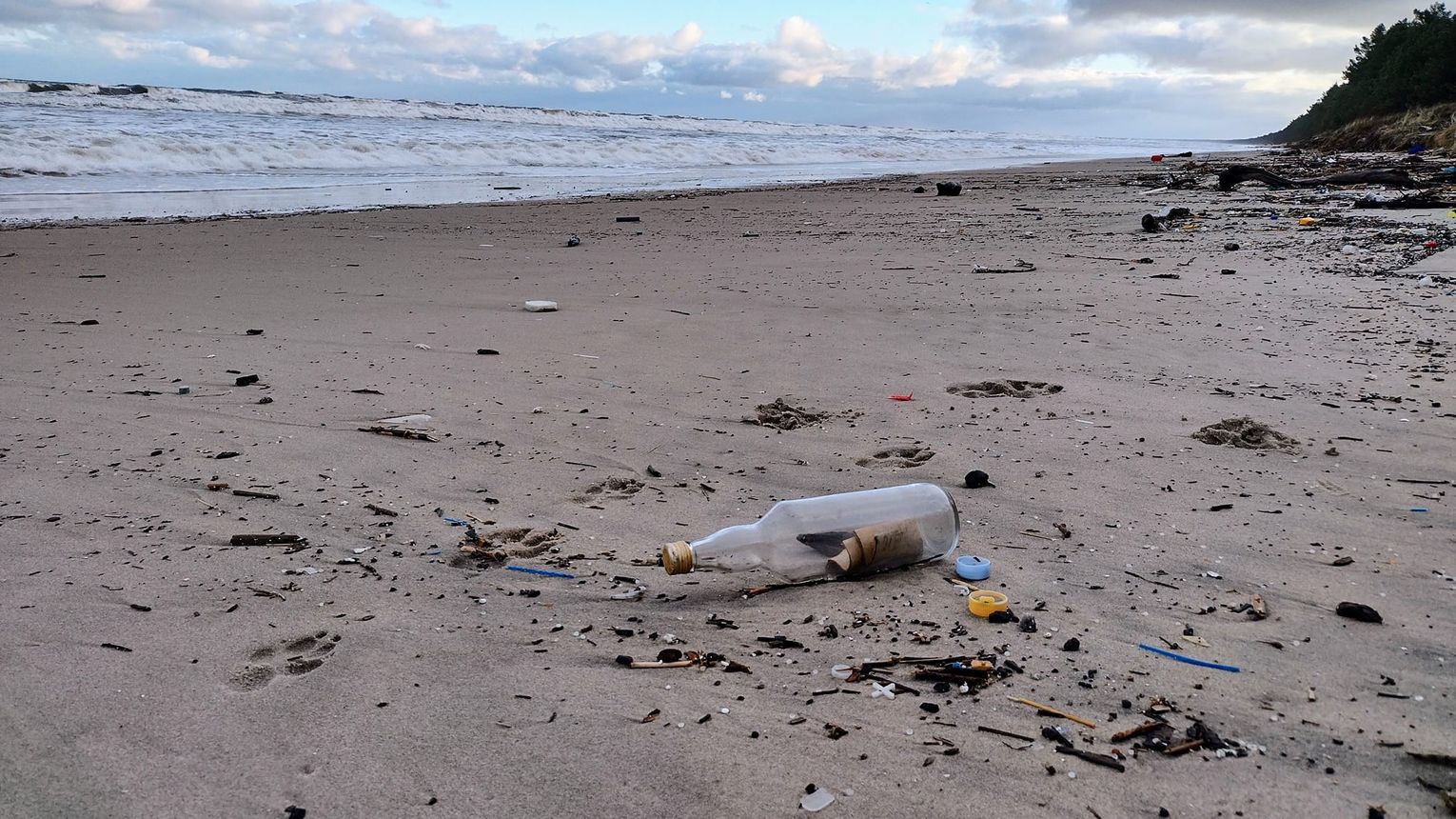 Sztorm wyrzucił list w butelce na plaży w Junoszynie