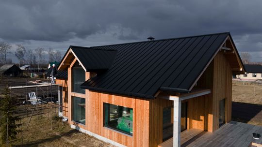 Budowa domu zimą – czy to się opłaca?