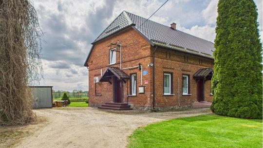Dom po starej szkole na sprzedaż. Spokój, natura i 4689 m² możliwości Dom po starej szkole na sprzedaż. Spokój, natura i 4689 m² możliwości