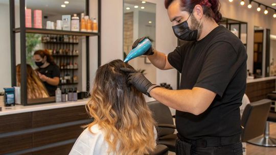 Jak przebiega koloryzacja włosów techniką flamboyage?