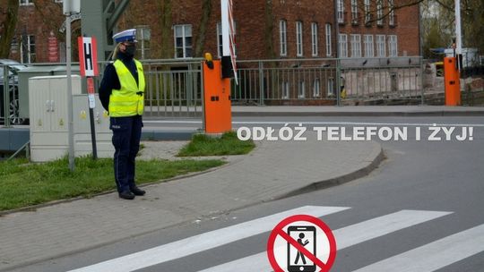 Nie korzystaj z telefonu podczas wchodzenia na przejście dla pieszych!