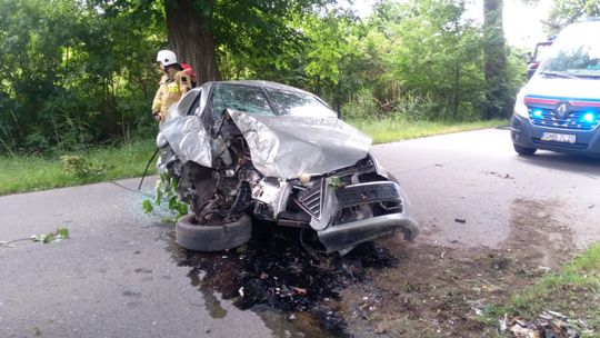 Nowa Cerkiew: Samochód uderzył w drzewo