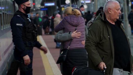 Nowodworscy policjanci pomagają obywatelom Ukrainy [materiał wideo]