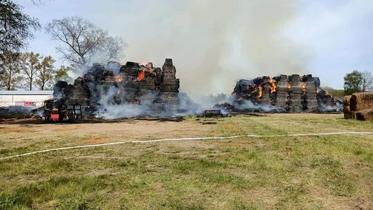 Pożar dwóch stert słomy w Rakowie