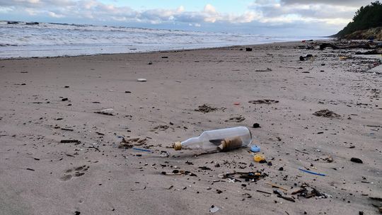 Sztorm wyrzucił list w butelce na plaży w Junoszynie