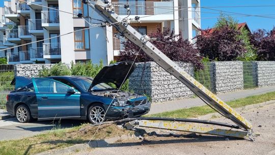 Uderzył w słup energetyczny. Linie spadły na samochód