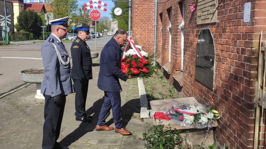 Złożyli wiązanki przed tablicą na stacji kolei wąskotorowej w Nowym Dworze Gdańskim