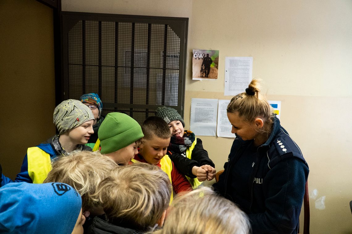 Dzieci ze Szkoły Podstawowej nr 2 odwiedziły nowodworskich policjantów