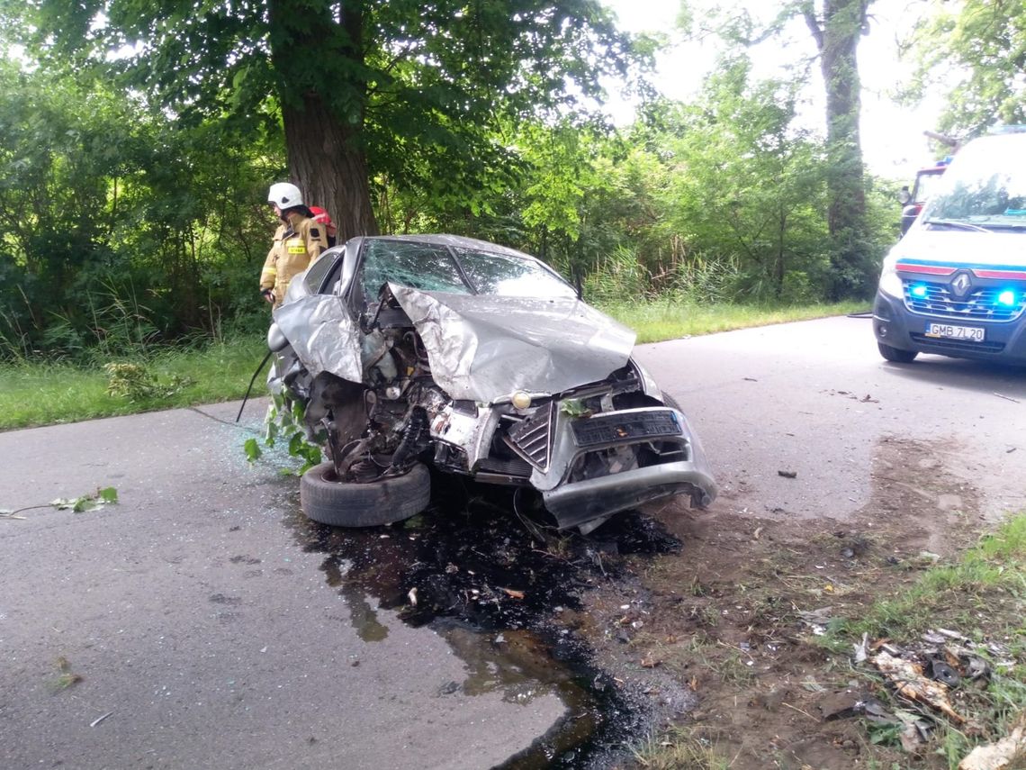 Nowa Cerkiew: Samochód uderzył w drzewo