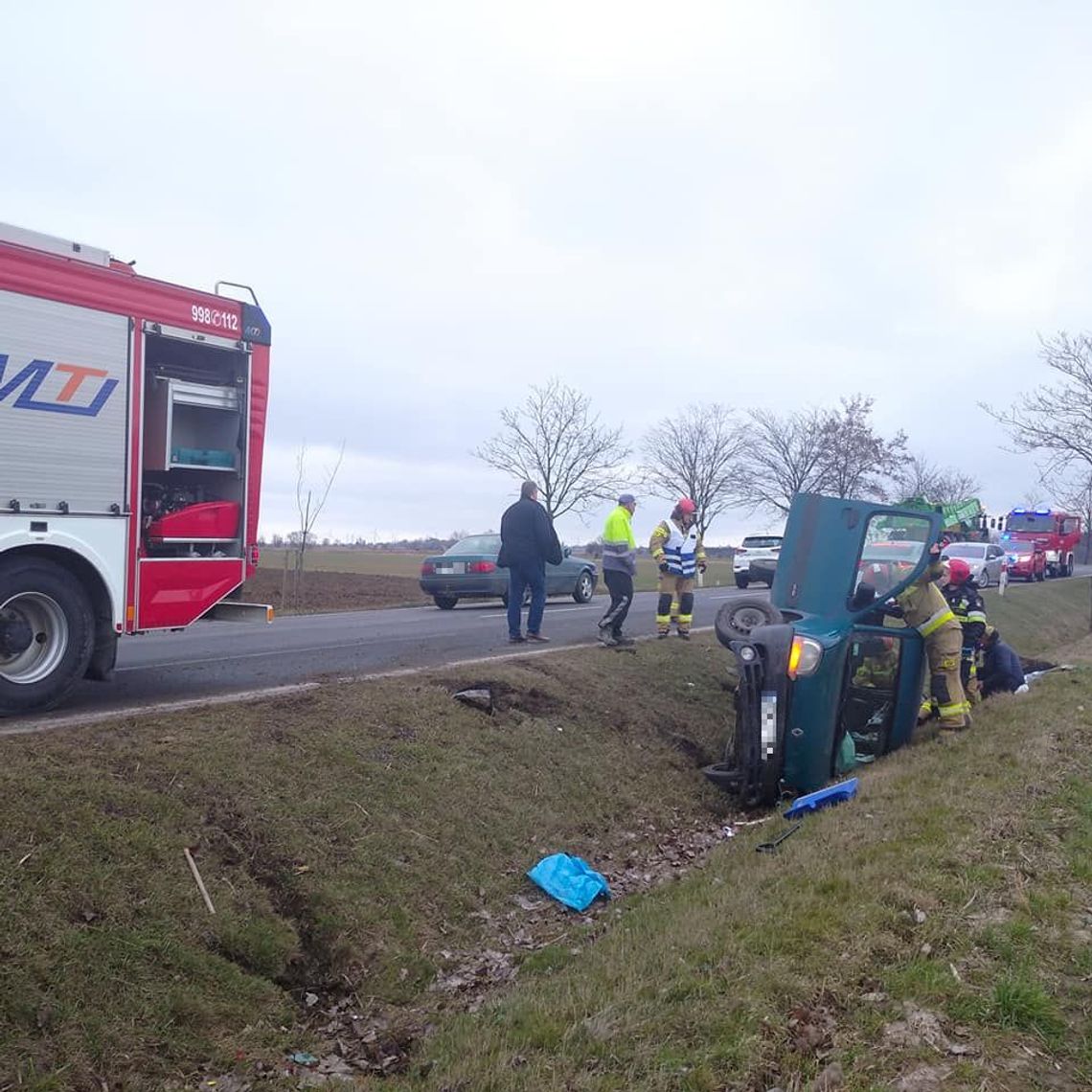 Samochód wpadł do rowu