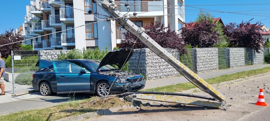 Uderzył w słup energetyczny. Linie spadły na samochód