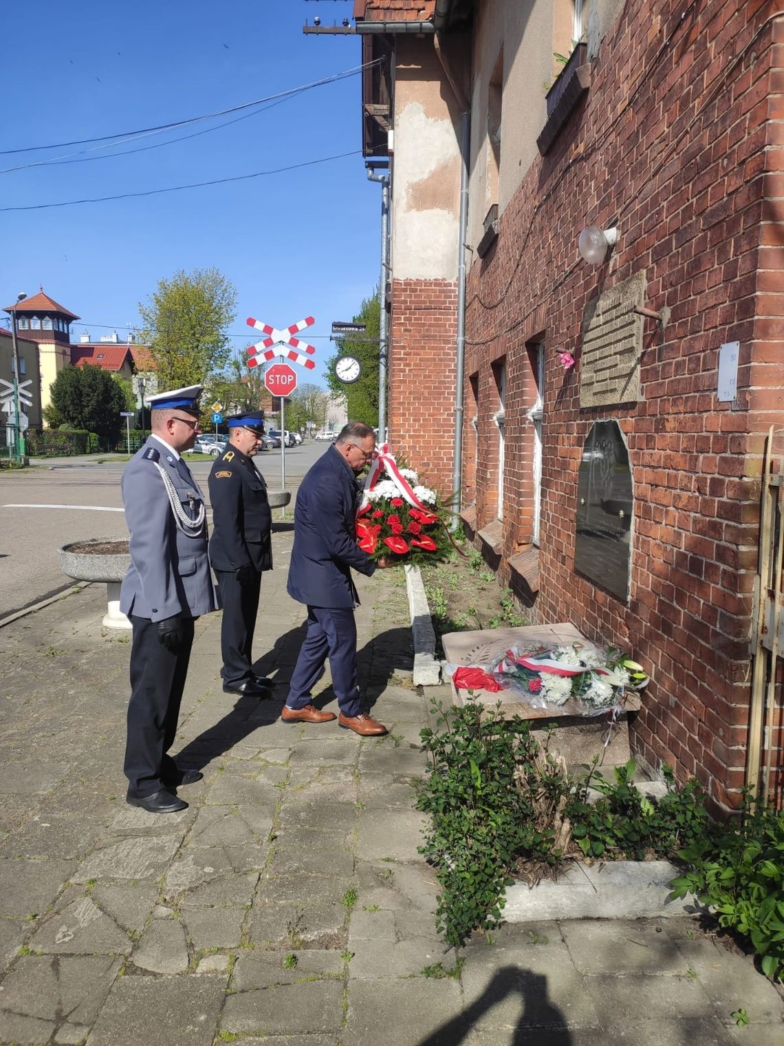 Złożyli wiązanki przed tablicą na stacji kolei wąskotorowej w Nowym Dworze Gdańskim